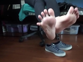 Linda chica asiatica jugando con sus pies